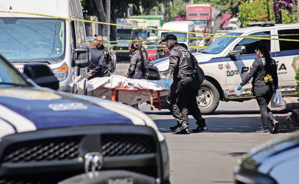 Dos hombres murieron en la colonia Argentina Poniente, en la alcaldía Miguel Hidalgo, por disparos de arma de fuego. Al sitio llegaron policías y paramédicos. Foto: Luis Camacho / EL UNIVERSAL