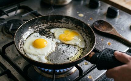 El peligro de cocinar con un sartén de teflón rayado