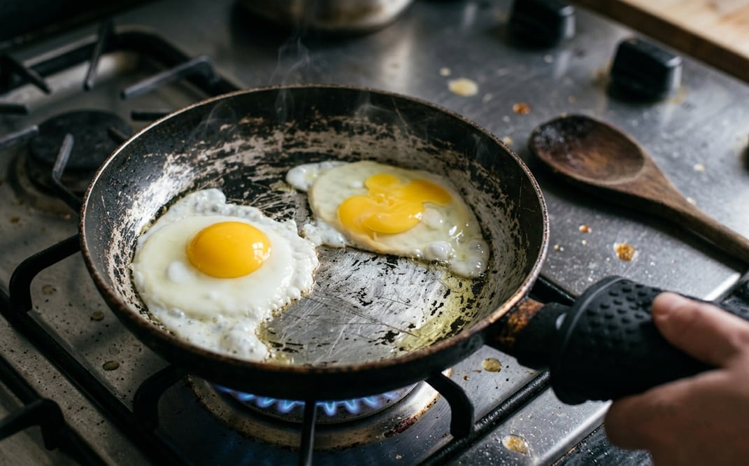 Un solo rayón en un sartén revestido de teflón puede liberar aproximadamente 9,100 partículas de plástico durante el proceso de cocción. Fotos creadas con IA