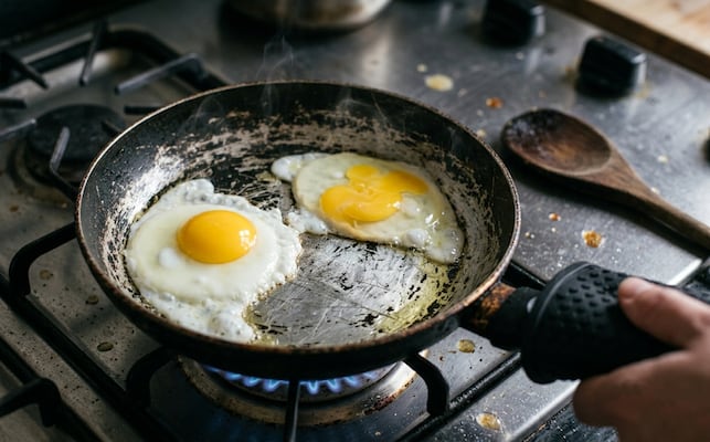 El peligro de cocinar con un sartén de teflón rayado