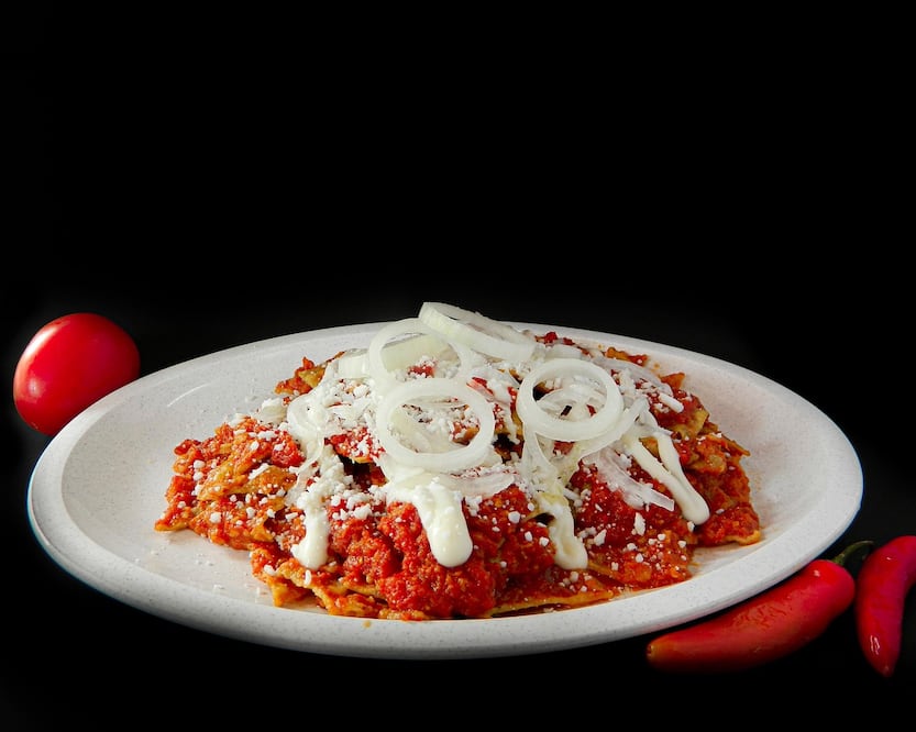 Los chilaquiles son un platillo tradicional mexicano que combina tortillas rellenas y bañadas en salsa. Foto: Unsplash