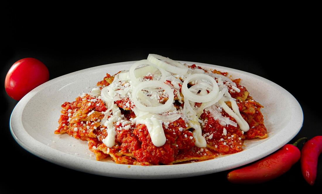Los chilaquiles son un platillo tradicional mexicano que combina tortillas rellenas y bañadas en salsa. Foto: Unsplash