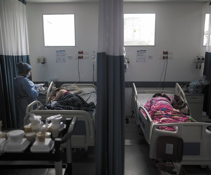 Una trabajadora de la salud atiende a pacientes con Covid-19 en el Hospital Regional de Zipaquirá, Colombia. Foto: IVÁN VALENCIA. AP