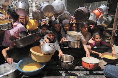 Bajo presión de aliados, Israel permite paso de ayuda a Gaza