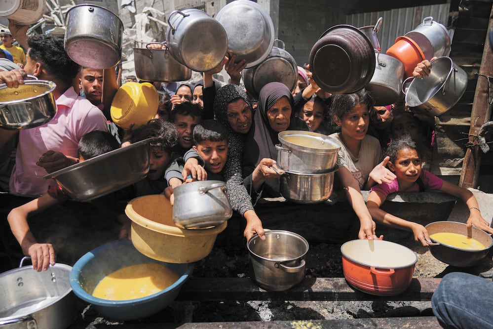Palestinos esperan a recibir comida donada, en una cocina comunitaria en Jabalia, en el norte de la Franja de Gaza, donde entraron cinco camiones de la ONU. Foto: Jehad Aishrafi /AP
