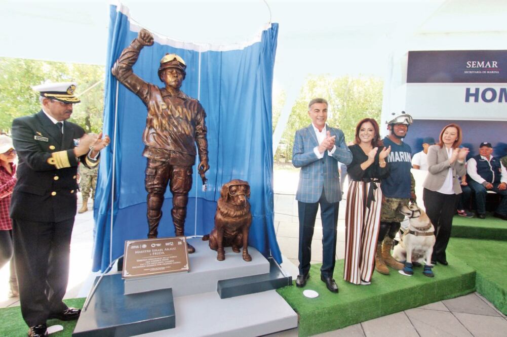 Antonio Gali (cuarto de der. a izq.), gobernador de Puebla, dijo que Frida y su entrenador pusieron en alto el nombre de México. Foto: OMAR CONTRERAS. EL UNIVERSAL