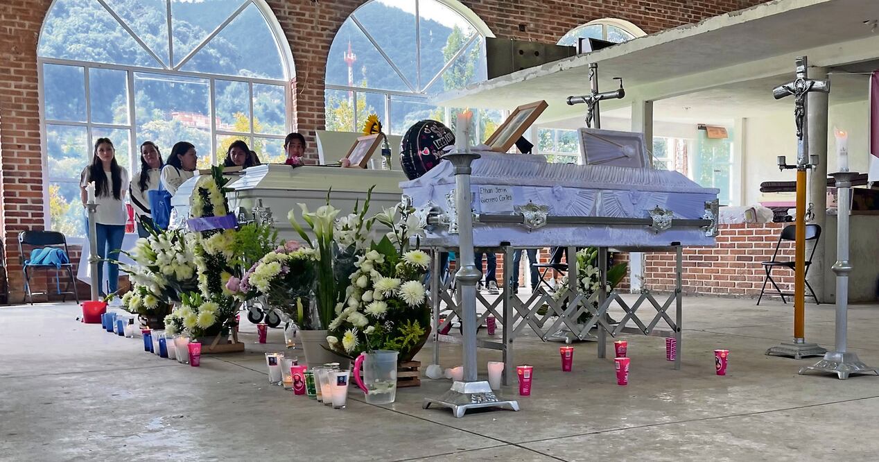 Durante la misa el padre oró por el descanso de Eithan Yerick Guerrero Cortés, Didier Cruz Cortés y Karina Nayeli Cortés Fernández. Foto: de Arturo Contreras. El Universal