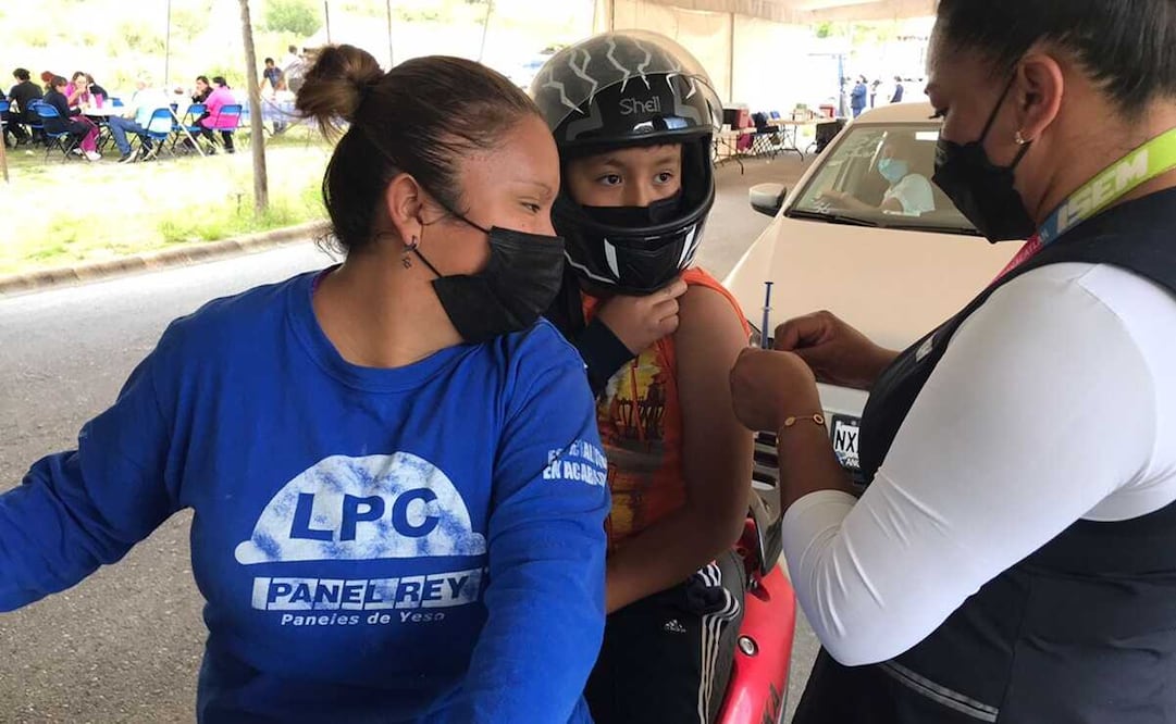 Brandon fue uno de los niños que llegó en moto conducida por su mamá desde Palo Solo al centro de vacunación de Jesús del Monte. Foto: Rebeca Jiménez / EL UNIVERSAL 