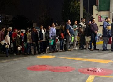 Por escasez de combustible, gasolineras de Toluca despachan en bidones
