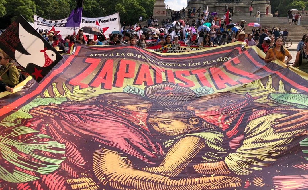 Salida de la marcha en apoyo al EZLN del Ángel de la independencia con rumbo al zócalo capitalino. Foto: Diego Simón Sánchez