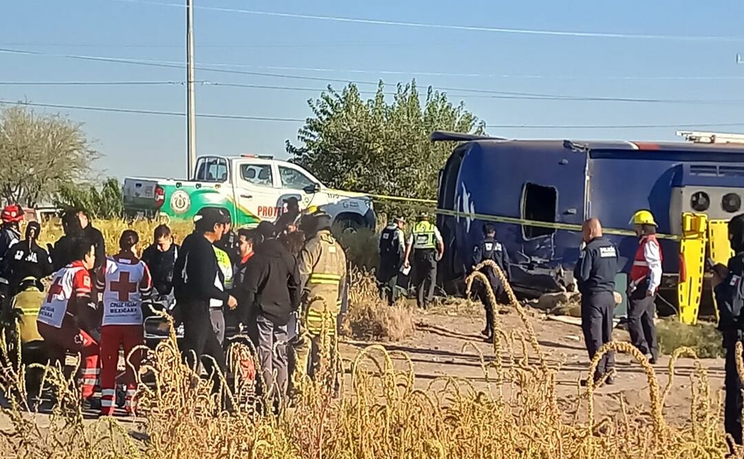 Un muerto y 19 heridos tras volcadura de camión que transportaba pacientes del IMSS en Durango. Foto: Especial