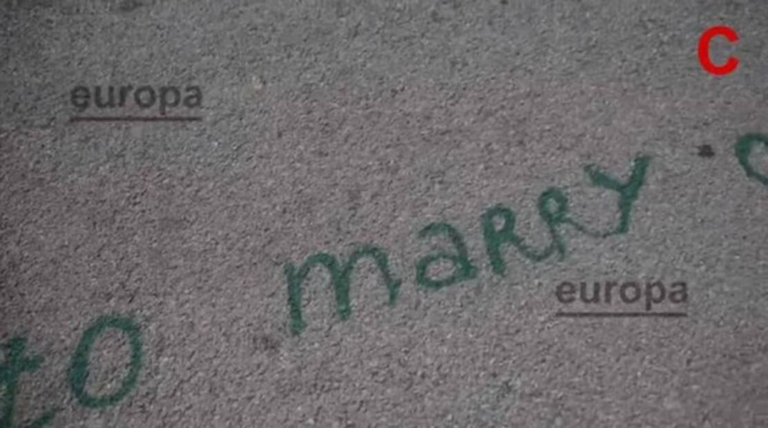 Shakira recibe declaración de amor en la puerta de su casa