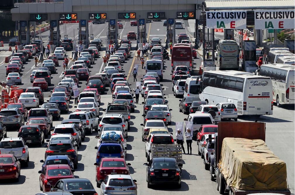 Por la mañana, la México-Cuernavaca fue la más saturada al salir 60 automóvilistas cada minuto de la Ciudad de México. Foto: Fernando Ramírez/EL UNIVERSAL