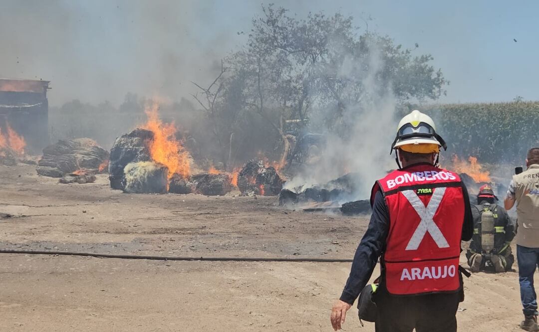 Fuerte incendio consume fábrica de cartón en Aguaruto; bomberos evitan propagación. Foto: Especial