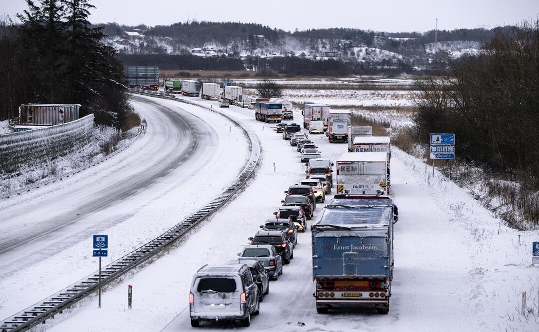 Miles de hogares se quedaron sin luz debido a las fuertes nevadas en Suecia. Frío. Foto: EFE