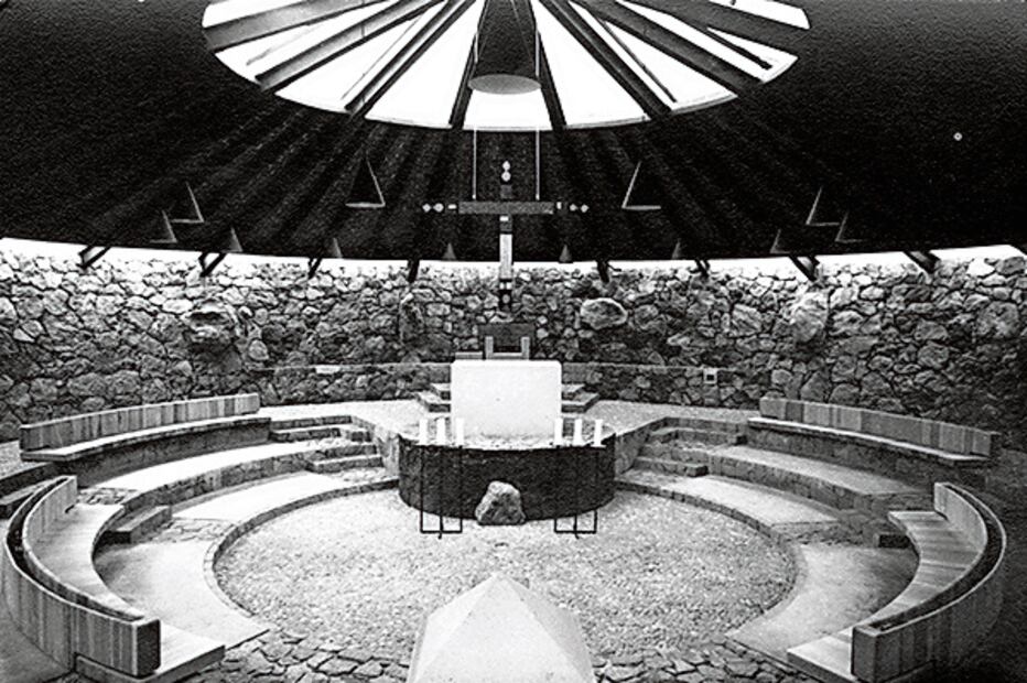 La particularidad de la capilla del monasterio es su altar circular, lo que cambió la norma litúrgica, pues las misas se oficiaban de frente. Foto: Museo Nacional de Arquitectura