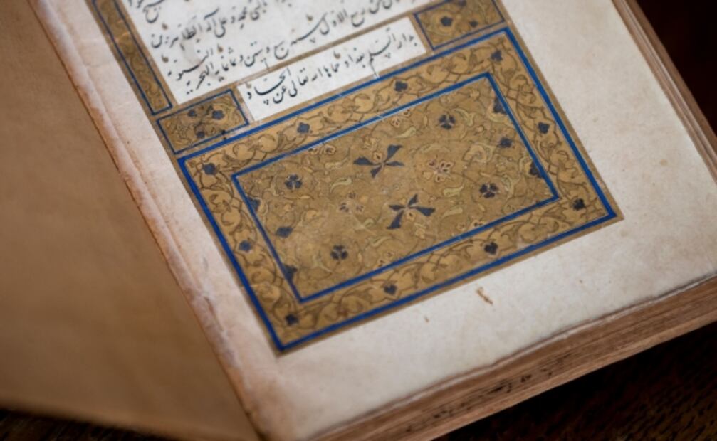 Recuperan libro persa del siglo XV que desató reñida búsqueda entre detectives secretos