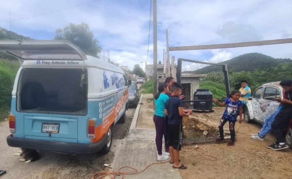 En Chiapas, maestro lleva internet gratuito a estudiantes en su “Combiteca”