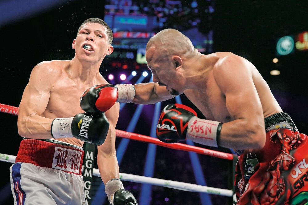 La decisión de la pelea entre ‘Siri’ (der.) y ‘Rocky Martínez causó polémica (JOHN LOCHER. AP)