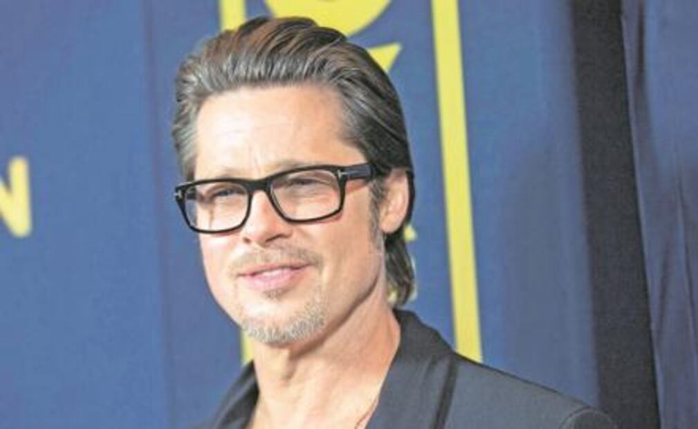 Brad Pitt y Salma Hayek, artistas que visten Gucci