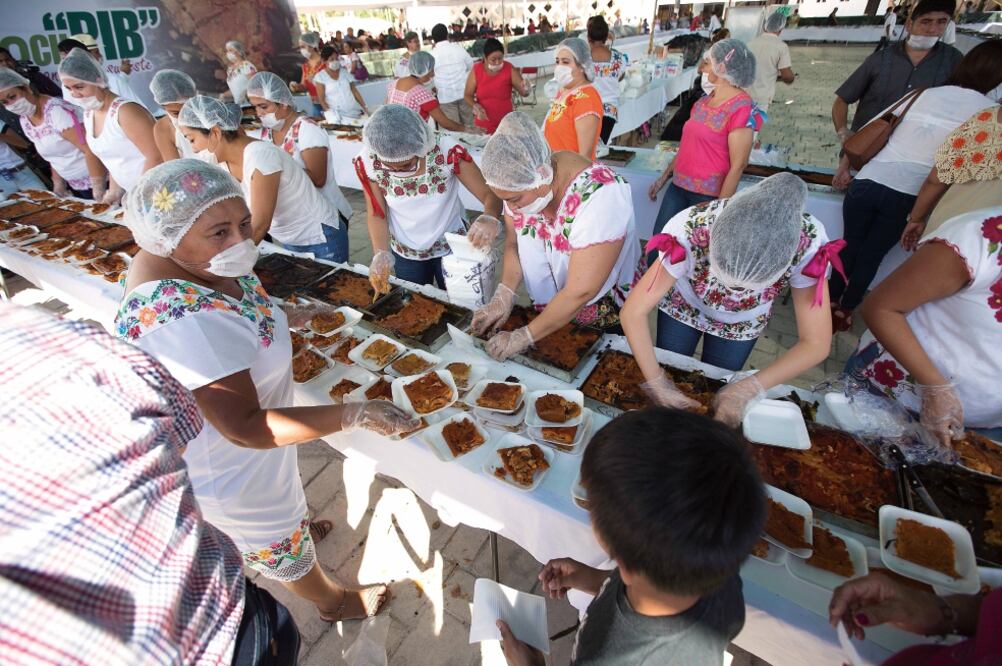 Para preparar el platillo se utilizaron 300 kilos de pollo, 500 de carne, 700 de masa, 60 kilos de espelón (frijol) y 500 paquetes de hoja de plátano (Fotos: CUAUHTÉMOC MORENO. EL UNIVERSAL)