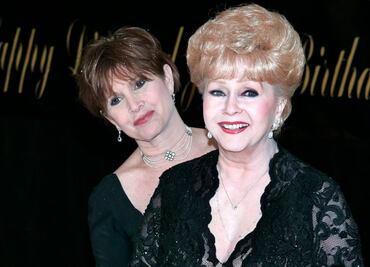 Parte de las cenizas de Carrie Fisher se quedan con Debbie Reynolds