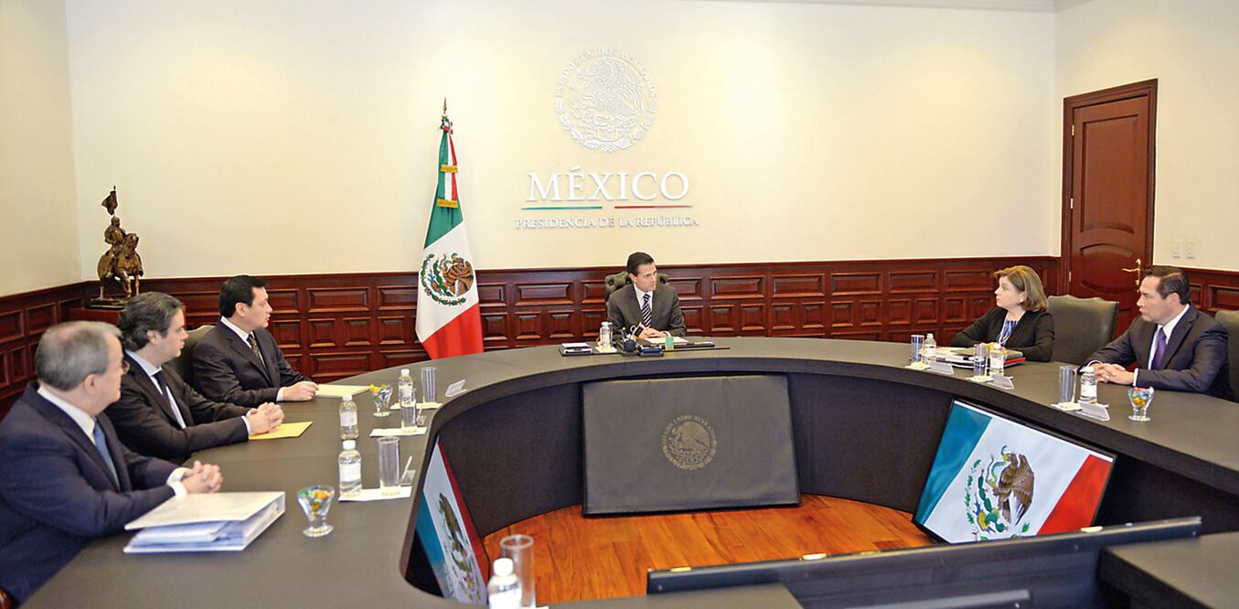 El presidente mexicano Enrique Peña Nieto ayer en una reunión con su Gabinete de Seguridad, para analizar la fuga del líder del Cártel de Sinaloa, Joaquín Guzmán Loera. Foto: ESPECIAL