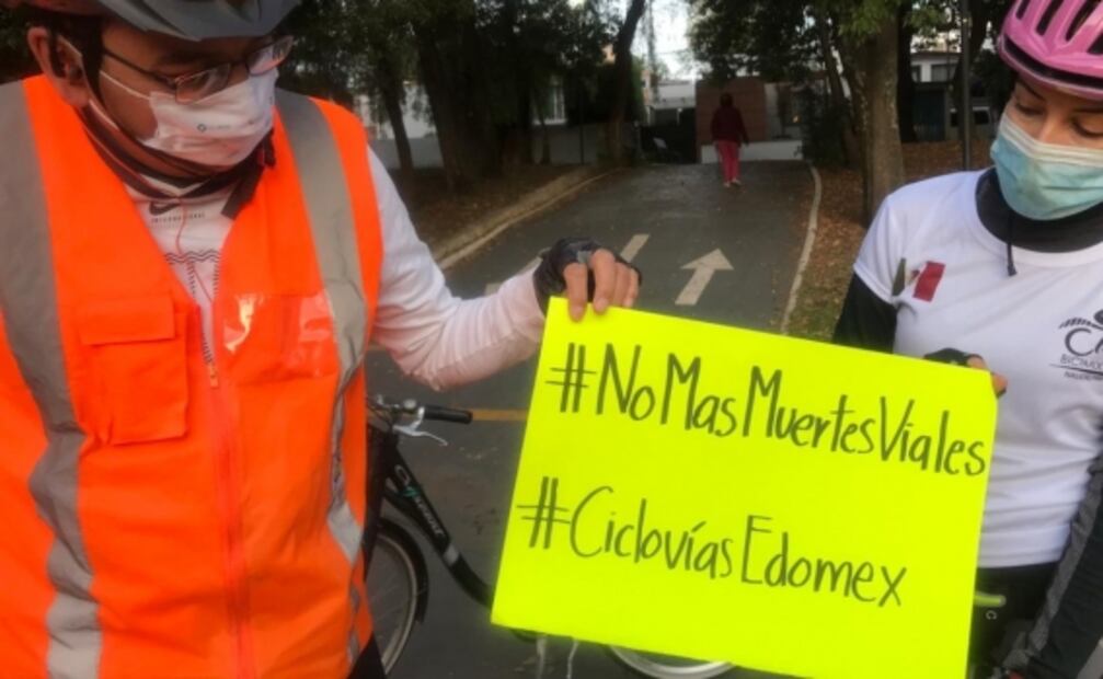 Colocan moño negro en Semovi Edomex por muerte de ciclistas atropellados por conductor ebrio 