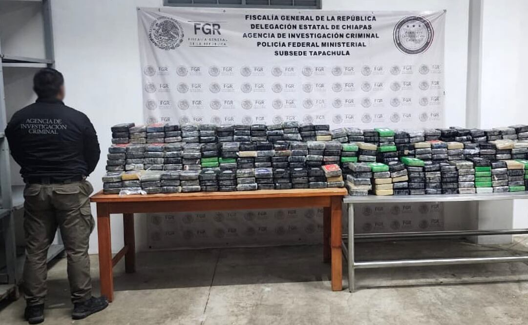 Personal de la FGR, en coordinación con la Guardia Nacional, aseguró en Tapachula, Chiapas, alrededor de media tonelada de probable cocaína, en un tractocamión cargado de pescado congelado. Foto: Especial.
