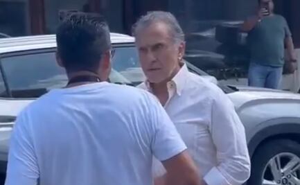 VIDEO: Manifestantes increpan a Yunes Linares; lo llaman "traidor" mientras le arrojan monedas