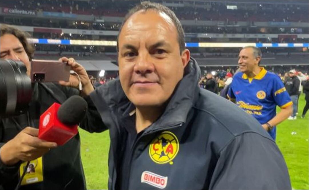 Cuauhtémoc Blanco aplaude la actuación de los futbolistas del América al regalarle una satisfacción a sus seguidores / FOTO: Miguel Flores