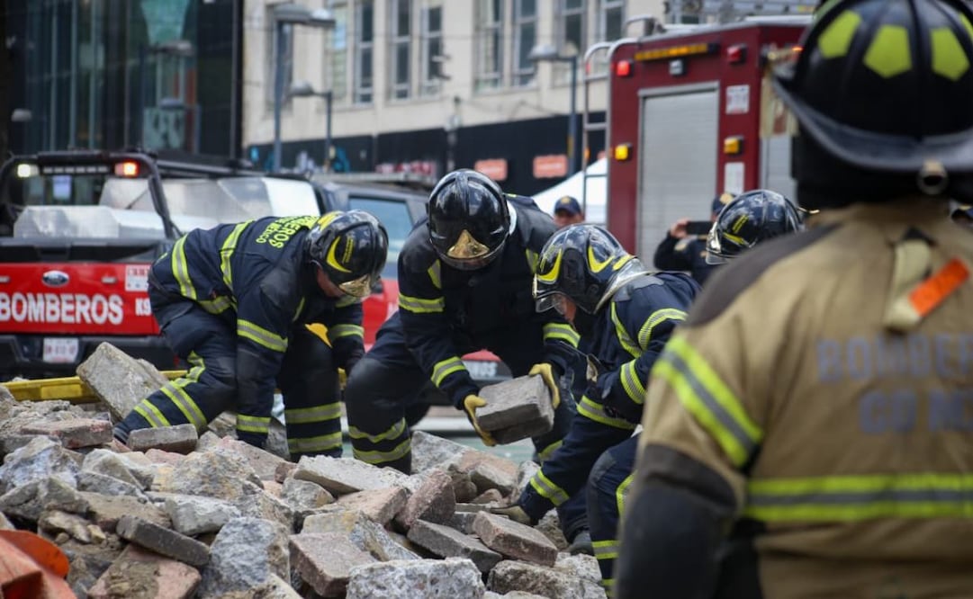 Simulacro en cruce de Av Juárez y Paseo de la Reforma.
Foto: Luis Camacho | El Universal