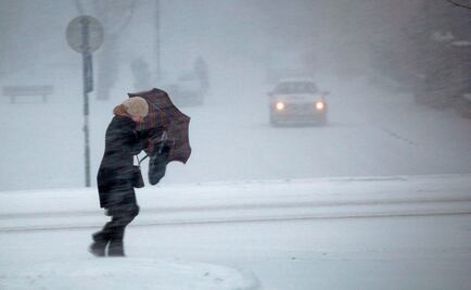 Llevan agua y alimentos a conductores varados por tormenta