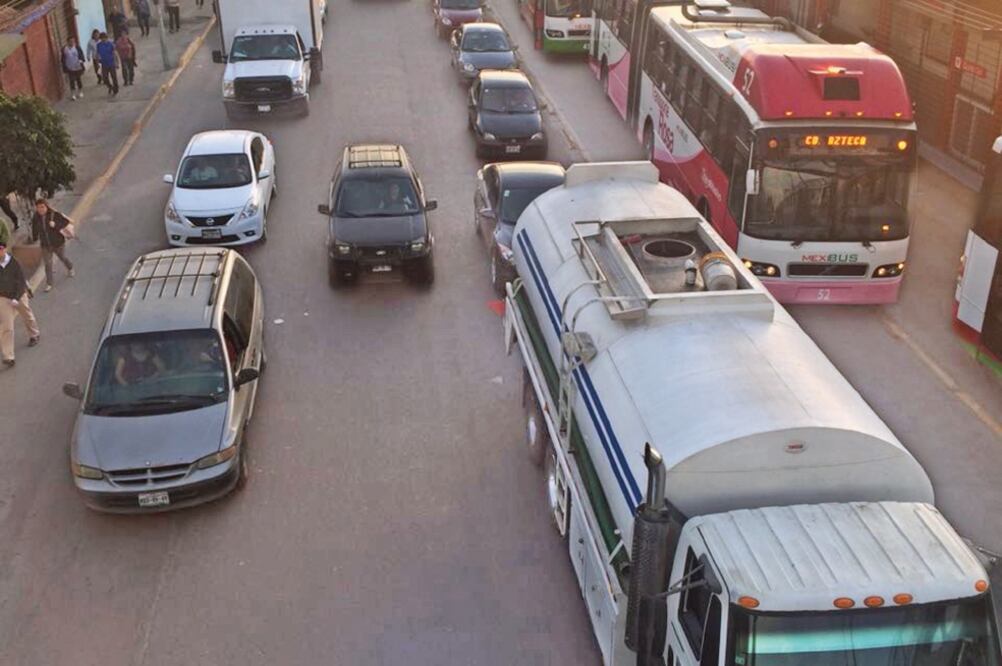 La avenida Central, en Ecatepec, colapsó tras las manifestaciones contra el alza en la gasolina; el servicio del Mexibús también fue suspendido (ANABEL CHINO. EL UNIVERSAL)