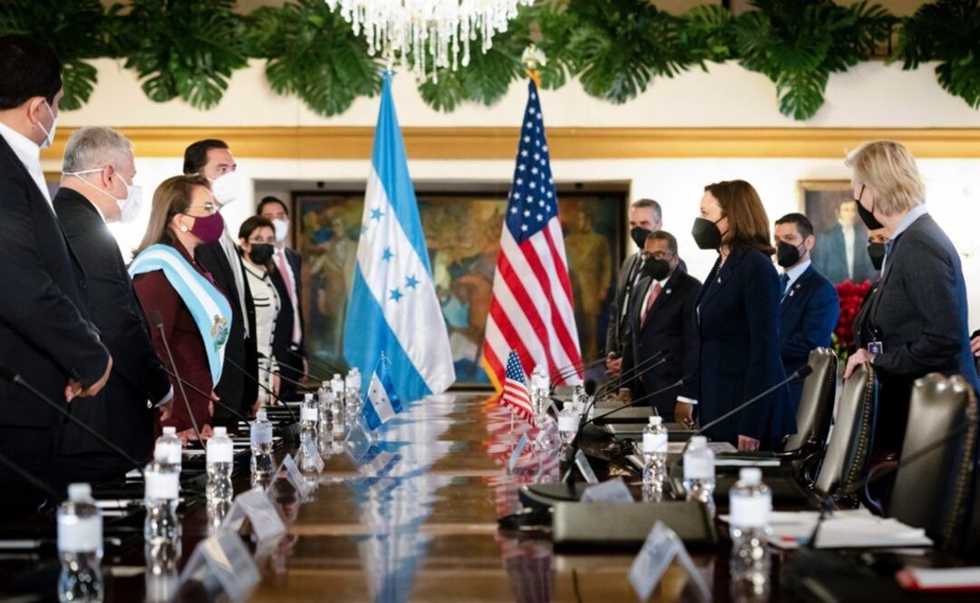 La presidenta hondureña Xiomara Castro y la vicepresidenta Kamala Harris se reúnen para una reunión bilateral en el palacio presidencial en Tegucigalpa. Foto: AP