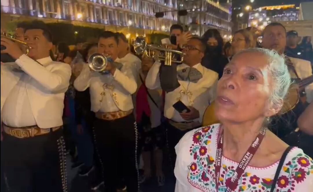 Simpatizantes de AMLO acuden a Palacio Nacional a felicitarlo. Foto: Captura/Video Pedro Villa y Caña