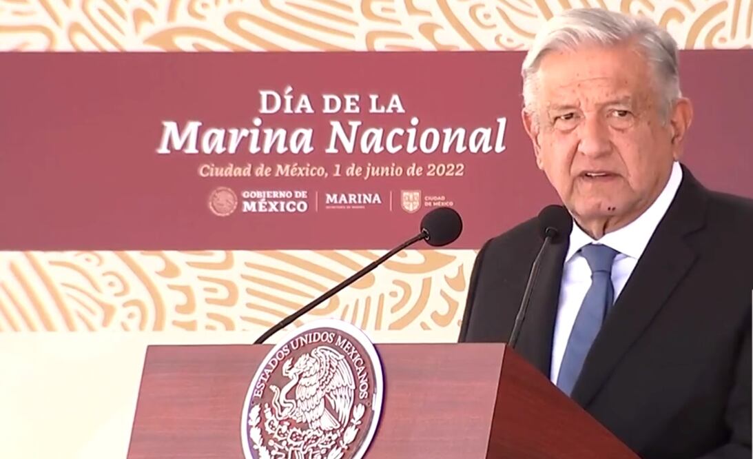 El presidente López Obrador en su calidad de Comandante Supremo de las Fuerzas Armadas felicitó a marinas y marinos en su día, pero en especial al secretario de Marina, almirante José Rafael Ojeda Durán. Foto: especial