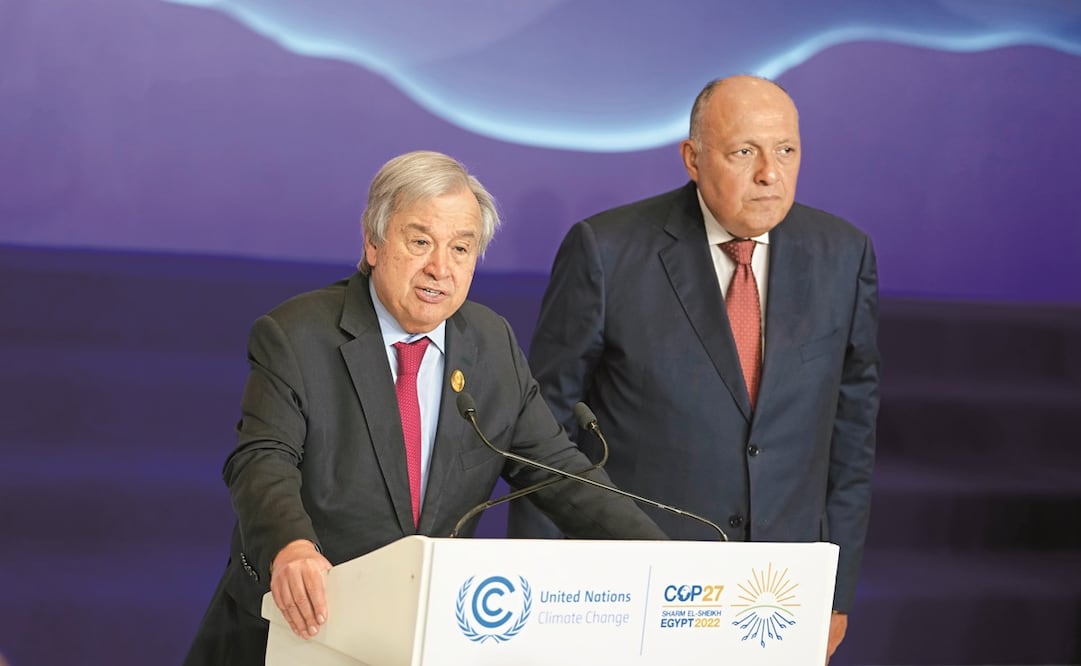 El secretario general de las Naciones Unidas, António Guterres, con el presidente designado de la COP27, Sameh Shukri, en Sharm el Sheij. Foto: Peter Dejong / AP 