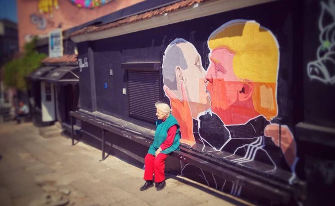 La obra emula el célebre beso de tornillo entre Leonid Brézhnev y Erich Honecker inmortalizado en una parte del muro de Berlín que aún sigue en pie. FOTO: Instagram/madeinvilnius.