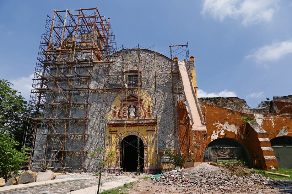 En Jiutepec, la estructura del exconvento de Santiago Apóstol ha tenido que ser reforzada para evitar que se desplome. Otros espacios tendrán que ser aplanados, resanados, levantados y apuntalados. Fotos: Diego Prado y archivo / EL UNIVERSAL
