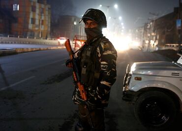 Mueren 6 personas tras explosión y derrumbe en Nueva Delhi