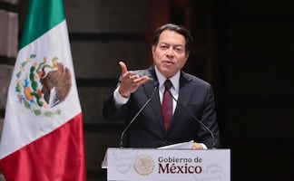 Mario Delgado anuncia aumento salarial de 9% a maestros; Sheinbaum reconoce alza y dice que "ojalá fuera el doble"