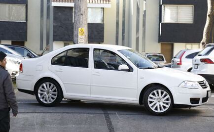 En Jetta blanco y sin mayor seguridad AMLO va a la salutación de las Fuerzas Armadas