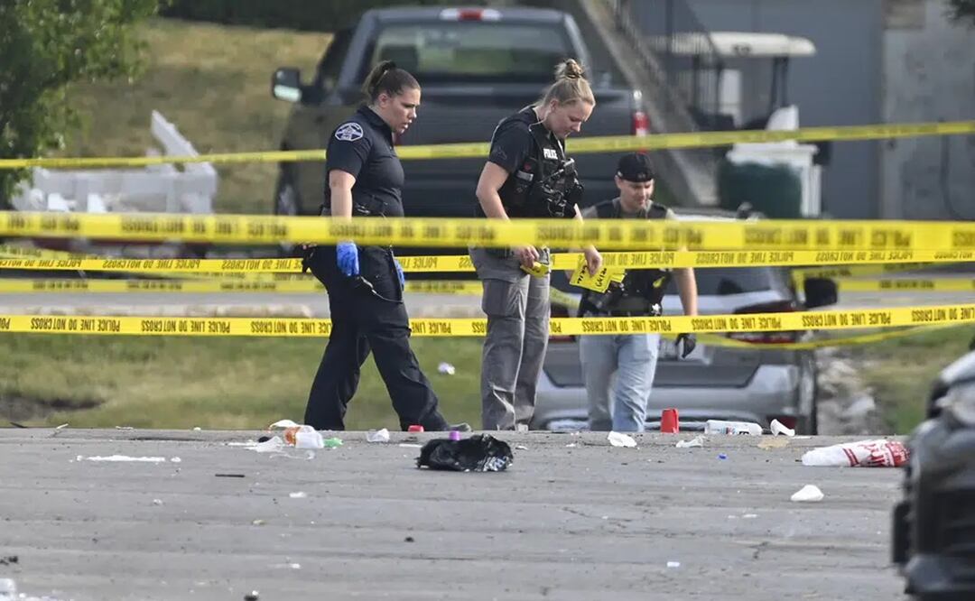 Investigadores analizan la escena de un tiroteo en un centro comercial, el domingo 18 de junio de 2023, en Willowbrook, Illinois. Foto: AP