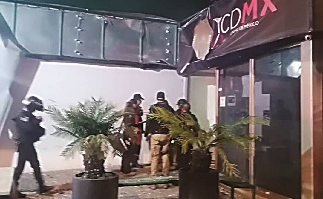 El estruendo ocasionó daños en cristales y una pantalla. Foto: Especial