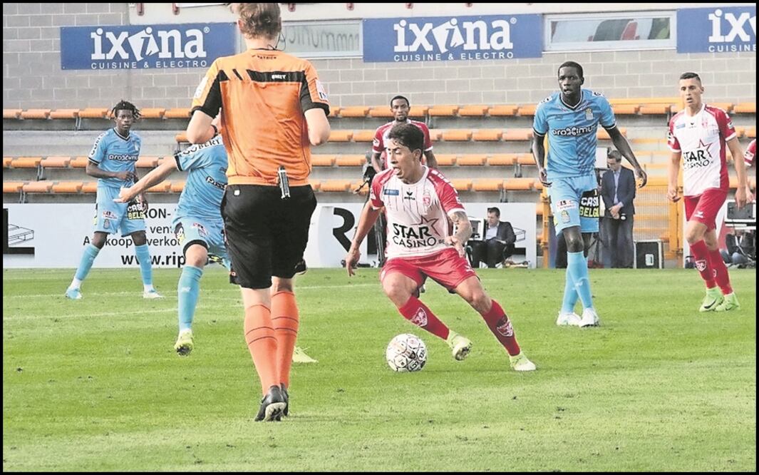 Especial. Omar Govea driblando entre compañeros