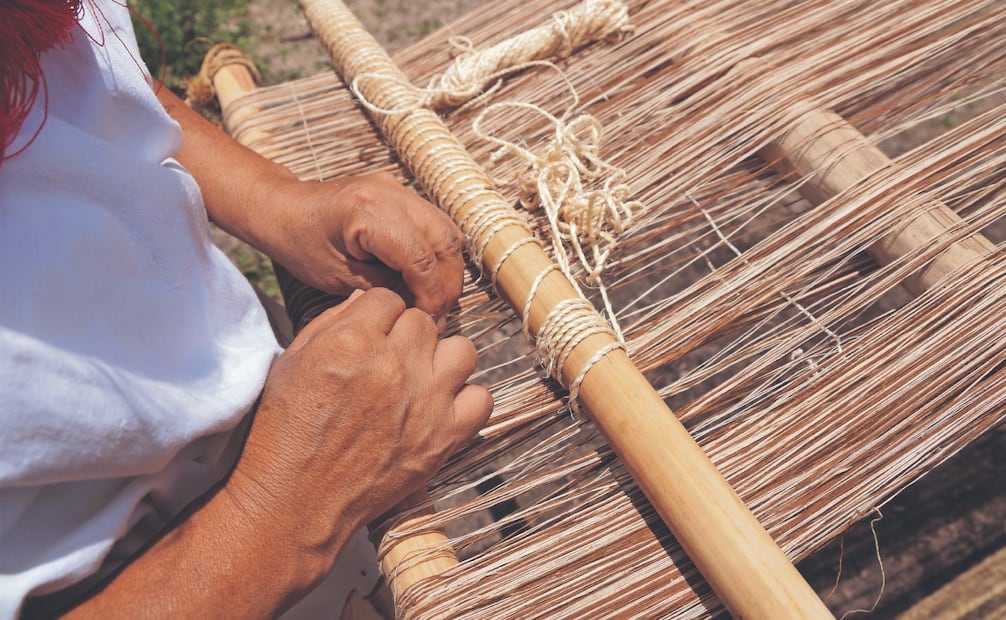 Cada prenda de la vestimenta tradicional de las mujeres de Yalálag tiene una representación que da identidad a su comunidad.. Fotos: de Edwin Hernández