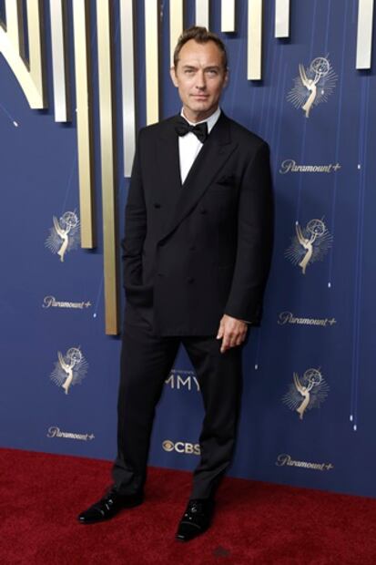 El actor británico, Jude Law, apareció en un elegante smoking negro. En esta ocasión asistió como presentador. Foto: EFE.