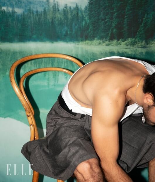 Emiliano Zurita muestra que los hombres también usan faldas 