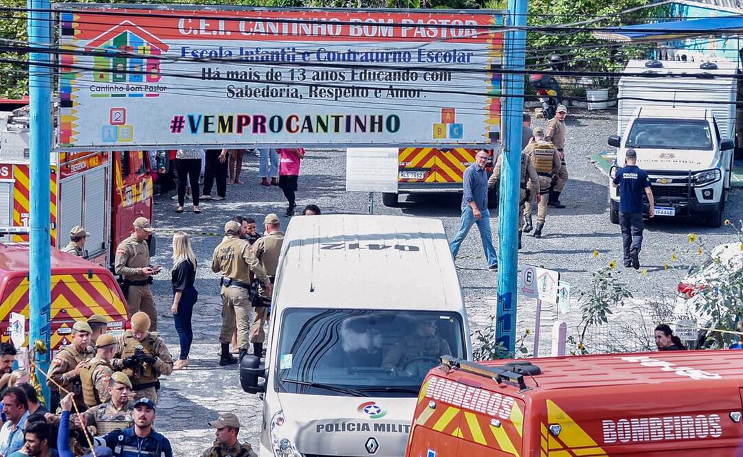 Bomberos y agentes de seguridad atienden la guardería en Brasil tras el ataque. Foto: EFE